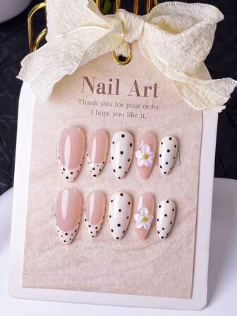 10 piezas de uñas postizas con forma de almendra, talladas a mano con puntos blancos de yogur. Presentan tallados en relieve 3D blancos esculpados a mano, combinados con diseños de color blanco de yogur con bloques de color y puntos negros pintados a mano.