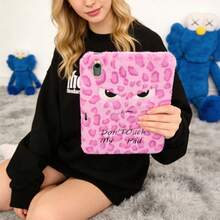 粉色愤怒眼神刺绣豹纹毛绒保护套，带电容笔插槽，温暖的平板电脑保护壳，适用于 iPad 10/11 代 A16 10.9 英寸（2022/2025）、iPad 7/8/9 代 10.2 英寸、iPad Air 4/5/6 和 iPad Pro 11 英寸 - 派对、生日和节日的完美礼物 - 玫紅色 - 查看 1