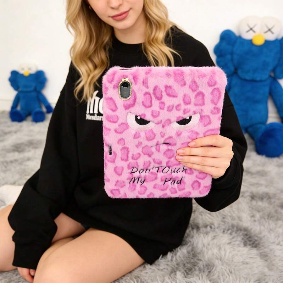 粉色愤怒眼神刺绣豹纹毛绒保护套，带电容笔插槽，温暖的平板电脑保护壳，适用于 iPad 10/11 代 A16 10.9 英寸（2022/2025）、iPad 7/8/9 代 10.2 英寸、iPad Air 4/5/6 和 iPad Pro 11 英寸 - 派对、生日和节日的完美礼物 - 玫紅色 - 查看 1