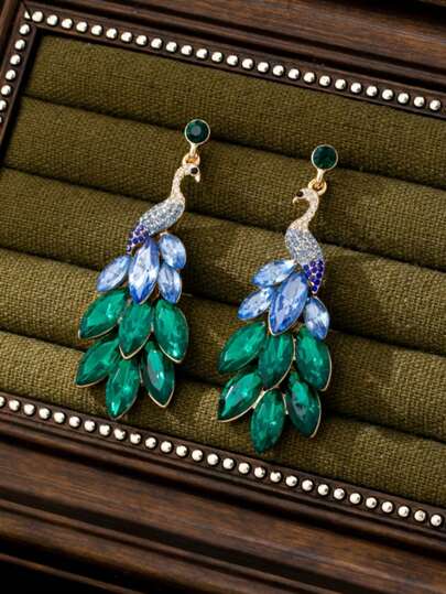 一对优雅成熟的孔雀渐变色水钻耳环，适合女士日常佩戴或派对场合。