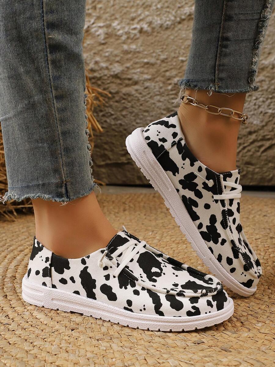 Uniwersalne, lekkie, modne, sznurowane, wsuwane mokasyny w dużych rozmiarach, z okrągłym noskiem, wygodne, codzienne, do pracy, na zakupy i na wakacje, z czarno-białym nadrukiem w krowie cętki, z oddychającego materiału, z płaską podeszwą, na wiosnę/jesień - Czarne i Białe - Zobacz 1