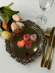 这款心形玫瑰花模具包含1个，适用于DIY香薰蜡烛、石膏艺术装饰、树脂工艺品、陶艺作品和水泥家居装饰，是婚礼纪念品、母亲节礼物、情人节惊喜和新年派对装饰的理想之选。模具采用精致的心形和玫瑰花设计，由耐用材料制成，易于脱模，可重复使用，用于制作节日主题的手工艺品。