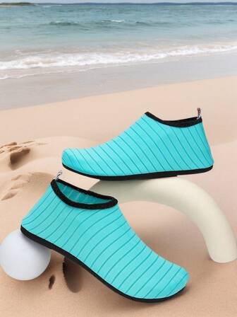 Sapatos Casuais de Slip-On Listrados em Azul Claro, Estilo Fresco e Minimalista, Design Leve e Respirável, Combinando o Conforto de Sapatos Casuais e a Conveniência de Chinelos, Adequado para Relaxar em Casa, Atividades na Piscina e Passeios Curtos, Sapatos Essenciais para o Uso Diário