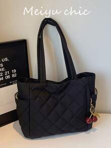 这款女士手提包采用纯黑色涤纶面料，饰有绗缝设计，并配有红色金属樱桃吊坠，尽显高端质感。包身两侧设有杯袋，并采用金属拉链封口。 - 黑色 - 查看 9