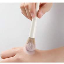 10支装化妆刷套装，包含腮红刷、眼影刷、眉刷、鼻刷，轻松打造全脸妆容，刷毛柔软蓬松，抓粉力强。