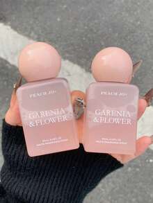 1瓶90毫升香氛喷雾，经典香型，花香和茶香，室内外空气清新剂，持久留香，适合约会、派对、度假、居家、酒店和办公室使用，是馈赠亲友的理想之选。