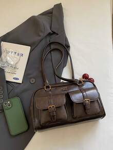 这是一款纯色咖啡棕色PU材质女士单肩包，包型为PU保龄球包形状，饰有珍珠樱桃红吊坠和字母装饰，具有多个口袋和多功能光滑PU表面设计，散发出精致优雅的气息。 - 咖啡 - 查看 9