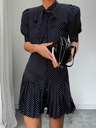 女士休闲波点A字短款褶裥连衣裙，撞色领，荷叶边下摆细节，短袖梭织面料