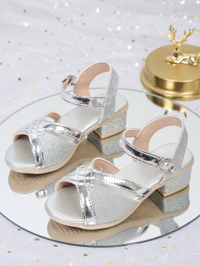 夏季新款银色亮片交叉搭扣儿童凉鞋——舒适百搭，是商场购物、日常出行和派对活动的绝佳选择，时尚休闲又不失优雅。女童凉鞋、女童鞋、儿童凉鞋、童鞋