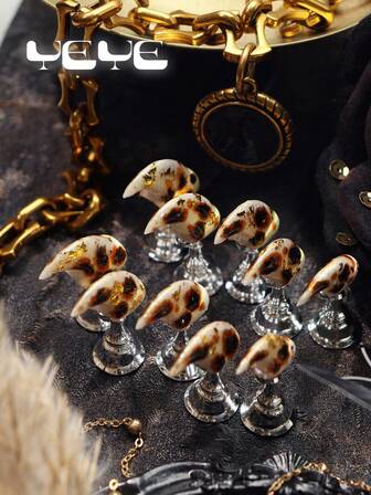 10片方形美甲贴片，珍珠白、豹纹复古印花、棕色、琥珀色花朵装饰、金箔点缀，波西米亚风秋冬美甲，纯手工制作，特别3D立体装饰鹰爪，优雅全覆盖猎豹复古印花美甲套装，欧式哥特设计，适合女性和女孩的美甲用品。包含1瓶甲油胶和1把指甲锉，适合日常、户外、派对、节日佩戴。美甲贴片，美甲艺术