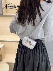 A New Fashionable Mini Square Bag For Fall And Winter Season,[US-Based Shipping]Hardware Bow Decoration, Flap Opening, Metal Double Chain, Small Capacity Lightweight Minimalist Crossbody Bag. Suitable For Women's Daily Life Leisure And Student Use Coin Purse, Fashionable Bow Purse For Women, Mini Shoulder Bag, Handbag, Crossbody Bag,Stylish And Portable, Compact And Practical, The Best Gift Choice,Women's Bow Knot Chain Cross Body Handbag Flap Mini Squared Shoulder Bags,Elegant PU Leather Shoulder Bag For Women With Chain Detail,For Party Wear From Office Commutes To Casual Shopping Trips Elegant,Women's Fall Clothing Winter Clothing Christmas Halloween Gift Pumpkin Skeleton Fall Spider Autumn Velvet Furry Party Fuzzy Plush,Black Purse Purses And Bags Women Tote Bag Bags For Women Silver Purse Crossbody Bags For Women Fall Clothes For Women Wallet Shoes Clear Purse Tote Bags For Women Black Bag Clear Bag Purses For Women - 銀色 - 查看 6