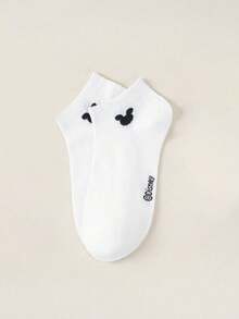 Disney 1/3/9/15 双装米奇老鼠袜子，采用经典的米奇设计元素。这款袜子为经典的黑色，带有小标签设计，配色简洁，透气性好，是一款百搭的基础款中筒袜，适合日常穿着或四季运动。另有白色和灰色纯色可选，设计时尚醒目。 - 彩色 - 查看 16