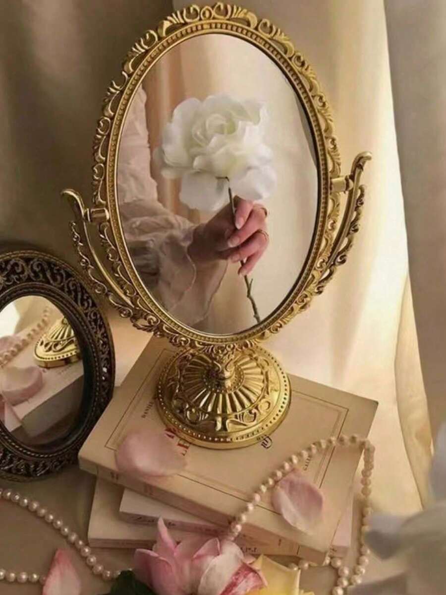 复古塑料手镜，便携可折叠，是婚礼摄影道具的理想之选。这款厚实的高品质欧式复古单面便携迷你镜，带有金属光泽，搭配蕾丝蝴蝶结和迷你干花，配有蝴蝶结手柄，适合作为婚礼纪念品或祝福礼物。