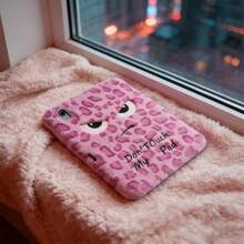 粉色愤怒眼神刺绣豹纹毛绒保护套，带电容笔插槽，温暖的平板电脑保护壳，适用于 iPad 10/11 代 A16 10.9 英寸（2022/2025）、iPad 7/8/9 代 10.2 英寸、iPad Air 4/5/6 和 iPad Pro 11 英寸 - 派对、生日和节日的完美礼物 - 玫紅色 - 查看 11