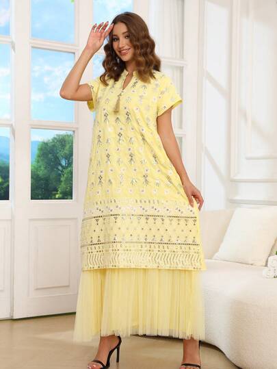 Elegante vestido largo con mangas largas, cuello en V, lentejuelas, bordado retro y flecos en estilo árabe colorido y elegante. Kaftán retro bordado lujoso, grácil y digno. Nuevo diseño de bata para Año Nuevo y primavera