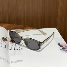 一副女士猫眼复古百搭街头风时尚眼镜，适合日常佩戴、海滩、派对等场合。