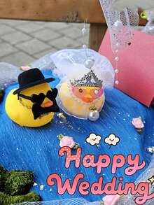 两件套优雅婚礼鸭情侣套装 - 新郎新娘戴着头纱，佩戴心形眼镜，配有表情生动、会发出吱吱声的橡胶鸭 - 适用于婚礼装饰、周年纪念、情人节、新娘送礼会 - 趣味婚礼回礼、婚礼派对装饰 - 耐用PVC材质 - 完美的结婚礼物 - 可用于婚礼拱门、餐桌中心装饰或纪念品展示 - 可爱的婚礼鸭套装 - 彩色 - 查看 2