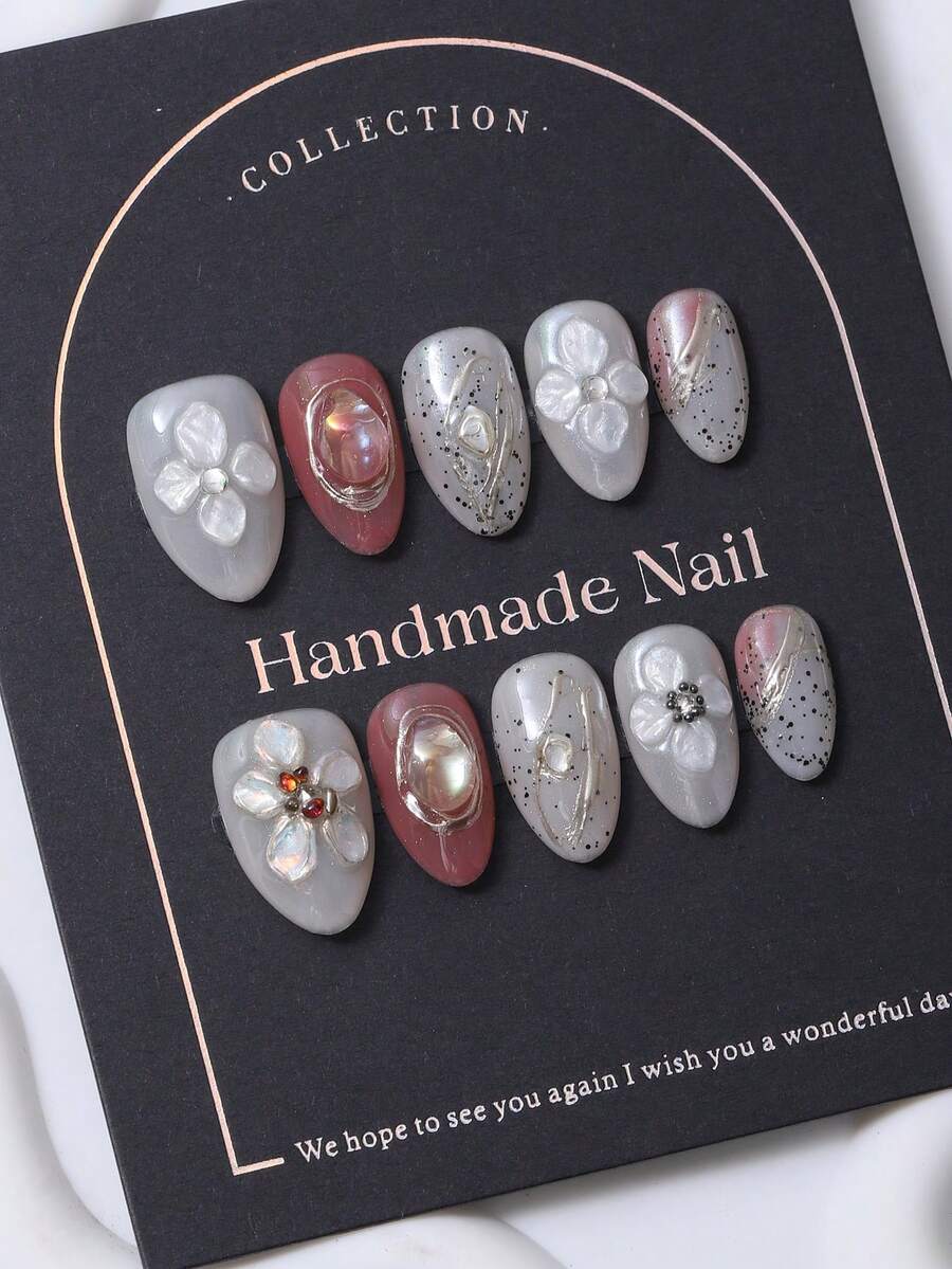 10片/套欧美手工短杏仁形美甲贴纸，Y2K风格，白色设计，3D手工雕刻白色水晶镶嵌，手绘渐变图案，带有彩色玻璃效果，并饰以钢珠，用于美甲装饰。套装包含1片果冻胶和1把指甲锉。非常适合日常佩戴，也适合科切拉音乐节等场合的造型，是美甲贴片和美甲护理产品的理想之选。美甲用品。 - 白色 - 查看 1