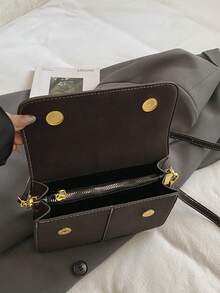 这款纯色咖啡色PU皮手提包设计精美，时尚优雅，专为女孩打造。包身采用蜥蜴皮纹理，侧边饰有字母标签和小熊挂饰。绗缝翻盖采用双层磁扣闭合。内部设有拉链隔层，可收纳口红、钥匙、化妆品等物品。适合通勤、购物、约会和日常使用。 - 咖啡 - 查看 8