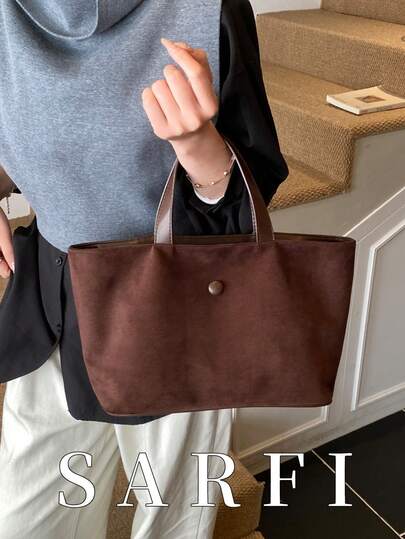 简约风格女士手提包，饰以简约搭扣；经典百搭休闲托特包；新款秋冬咖啡色仿麂皮通勤包，适合大学生日常出行，轻便大容量手提包