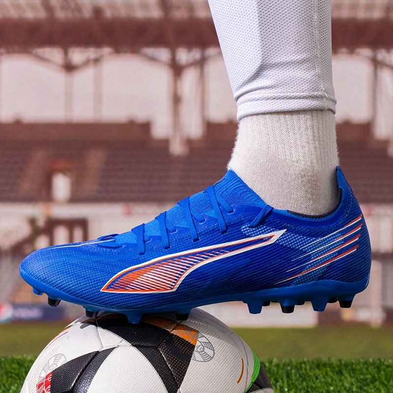 Puma 男女通用 MG 足球鞋 ULTRA 6 MATCH MG，比赛和训练两用鞋钉，增强控球性能，低帮运动鞋，108519-01 - 深藍色-彪馬白-亮紅色 - 查看 1