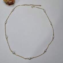 一条简约的金色淡水珍珠项链，配有精美配件，是送给闺蜜的节日礼物。 - 項鍊 - 查看 7