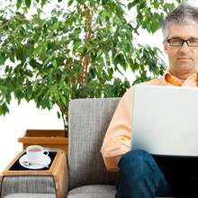 竹制沙发扶手托盘 - 多功能零食咖啡架，带杯槽，坚固耐用的竹制托盘 - 可放置零食、饮料、水果 - 沙发侧边储物托盘 / 居家休闲必备 - 彩色 - 查看 5