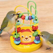 这款鹦鹉训练玩具兼具美观与趣味！色彩缤纷的马卡龙色珠子沿着蜿蜒的轨道排列。鸟儿可以用喙拨动珠子，锻炼喙的灵活性，还可以用爪子解锁轨道。这款小巧的互动玩具可以放在阳台鸟笼旁，让鸟儿在玩耍的同时练习各种技能。 - 彩色 - 查看 1