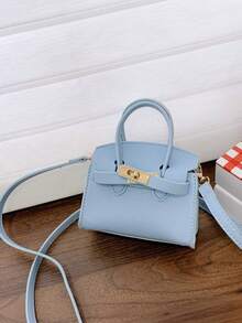 这款迷你纯色荔枝纹皮革手提包配有独特时尚的链条肩带，是一款百搭又别致的日常配饰。这款高品质手提包有多种颜色可选，是斋月期间的必备时尚单品，也是馈赠亲友的完美礼物。