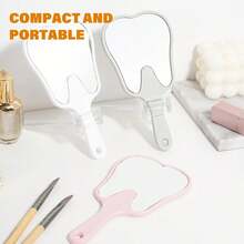 Espejo de maquillaje con forma de corazón con espejo de tocador vintage de doble cara, con un soporte con un espejo de tocador giratorio. Ideal para la aplicación de maquillaje, niñas, mujeres, belleza y fiestas de spa. El adorable espejo de tocador con forma de corazón de princesa es perfecto para las mesas. Este espejo de mesa giratorio de doble cara con un soporte es una excelente opción para decorar las habitaciones de las niñas y como un regalo festivo para familiares y amigos durante Halloween y Navidad.