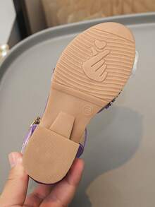 1双女童紫色派对鞋，带闪亮蝴蝶结装饰，低跟，可调节鞋带，适合派对、生日和特殊场合。