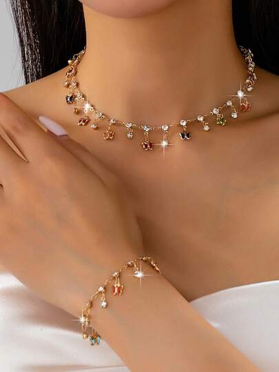 一套Y2K闪亮首饰套装，包含一条可调节项链和一条可调节手链，采用水钻链条和蝴蝶吊坠设计，蝴蝶颜色随机。