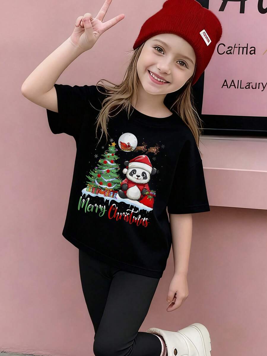 Camisa de Navidad 'Feliz Navidad' para ni?as - T-shirt negra con dise?o festivo de árbol de Navidad, panda con sombrero de Santa y mu?eco de nieve - Conjunto casual navide?o, ideal para fiestas y celebraciones familiares, combinado con leggings negros y zapatillas blancas con rayas rojas - Negro - Ver 1