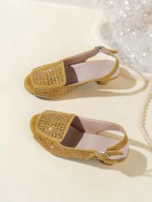 这款儿童金色全钻后跟绑带凉鞋百搭实用，适合派对、打造迷人公主风，并且全天穿着舒适。它们是夏季生活、正式场合和户外聚会的理想之选。 - 黃色 - 查看 4