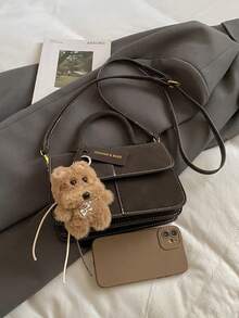 这款纯色咖啡色PU皮手提包设计精美，时尚优雅，专为女孩打造。包身采用蜥蜴皮纹理，侧边饰有字母标签和小熊挂饰。绗缝翻盖采用双层磁扣闭合。内部设有拉链隔层，可收纳口红、钥匙、化妆品等物品。适合通勤、购物、约会和日常使用。 - 咖啡 - 查看 6