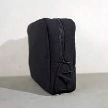 Valentino حقيبة مكياج بتصميم أسود مربع بسيط، تصميم أحادي اللون مع إبزيم زخرفي معدني، سوار محمول + تخزين متعدد الطبقات سعة كبيرة، مناسبة للتنقل اليومي والسفر، حقيبة غسيل، هدية عالمية مناسبة لجميع المناسبات - الأسود - مشاهدة 2