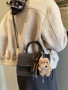 这款纯色咖啡色PU皮手提包设计精美，时尚优雅，专为女孩打造。包身采用蜥蜴皮纹理，侧边饰有字母标签和小熊挂饰。绗缝翻盖采用双层磁扣闭合。内部设有拉链隔层，可收纳口红、钥匙、化妆品等物品。适合通勤、购物、约会和日常使用。 - 咖啡 - 查看 4