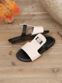 1双米色儿童/青少年室内/室外轻便休闲时尚拖鞋，复古黑白优质PU拼接鞋面，3D珠饰装饰，舒适内里，套脚设计，柔韧厚橡胶鞋底，适合室内外穿着，日常、散步、聚会、度假、海滩等场合，2026春夏新款