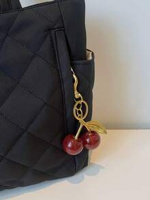 这款女士手提包采用纯黑色涤纶面料，饰有绗缝设计，并配有红色金属樱桃吊坠，尽显高端质感。包身两侧设有杯袋，并采用金属拉链封口。 - 黑色 - 查看 8