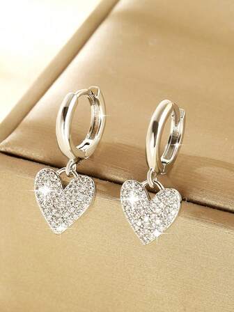 一对奢华铜质锆石心形吊坠耳环，优雅迷人，是送给女性的礼物，适合情人节和约会佩戴。