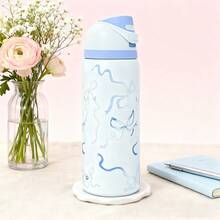 0waIaa  Blue Ribbon Water Bottle, 32 Oz, 945 Ml, With A Straw, It Can Keep Hot Or Cold For Over 24 H. It Can Be Used To Make Coffee And Cold Drinks. It Has A Beautiful Appearance And Exquisite Craftsmanship. It Is Suitable For Camping, Work, Indoor And Outdoor Use Valentine's Day. - Xanh và trắng - Xem 2