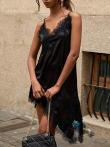 女士无袖黑色连衣裙，优雅派对礼服，饰有撞色蕾丝边和不对称下摆设计 - 黑色 - 查看 6