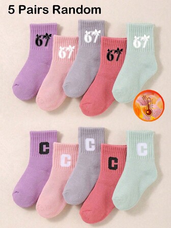 5 par strumpor med bokstaven C i slumpmässig färg för barnflickor, slumpmässig stil Six Seven 6 7 meme roliga vinterstrumpor, 67 strumpor i present till barn och tonåringar, svarta vita rundstrumpor, skolstartselever sport- och atletiska strumpor till mitten av vaden, födelsedagspresent