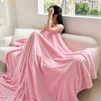 1条条纹人造兔毛毯，法兰绒材质，适合沙发、单人/双人床、办公室午睡、卧室、客厅等场所，四季皆宜，温暖舒适，多种颜色可选，简约百搭，节日礼物之选。