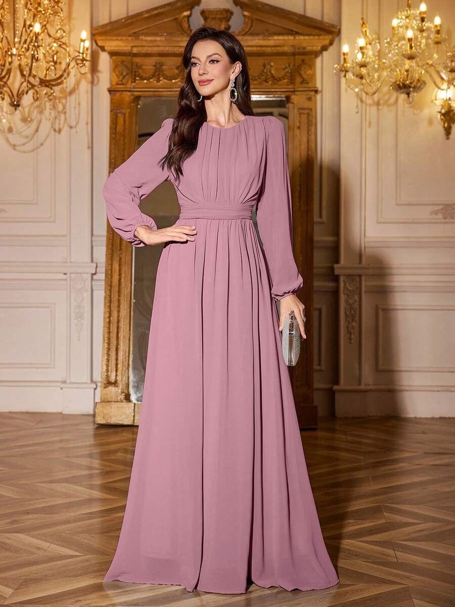 Đầm phù dâu dài màu đỏ hồng thanh lịch, dáng ôm, chất liệu chiffon, thiết kế bèo nhún ở phần ngực, cổ tròn, tay dài phồng, tay áo không có lớp lót.