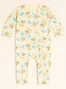 Macacão de Zíper Super Macio, Estampa Urso Puppi, fundo creme. Tamanho RN tem pezinho reversível, o vira-pé. Os demais tamanhos são punhos  nos pezinhos. O Enxoval do bebê pede roupas de algodão, respiráveis e que absorvem o suor, oferecendo conforto térmico ao  bebê. Outra predicado dessa peça é a facilidade para mamãe trocar o bebê, principalmente as trocas noturnas, devido ao zíper. Seu filho merece todo esse charme e conforto.