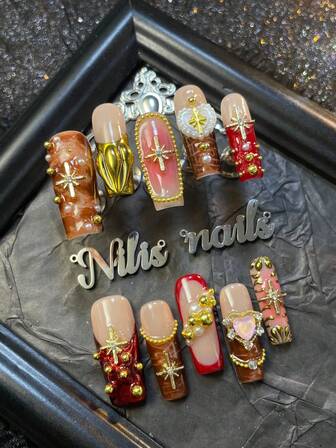 10片手工亚克力美甲贴片，长方形，摩卡棕红色美甲，金色摩卡棕红色法式粉色扎染，手绘铬粉几何图案，3D立体爱心宝石、钢珠、发珠、星星等美甲配件，Y2K风格可穿戴美甲套装