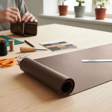 VINILMAX Tela Vinipiel Premium 140x500 cm para Tapizar Muebles y Salas, Sintético Tipo Piel con Textura Real, Tapicería de Sillones, Cabeceras, Interior Automotriz, Manualidades y Proyectos DIY, Fácil de Limpiar y Resistente, Soporte Textil Circular, Corte Previo - Marrón Chocolate - Ver 1