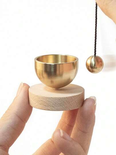 1 zestaw rezonujących mis medytacyjnych o czystych i melodyjnych tonach, 1 zestaw mosiężnych dzwonków wietrznych, które pomagają złagodzić stres i uwolnić dopaminę, nadają się do jogi i medytacji, a także jako wyjątkowy prezent idealny na Walentynki lub Ramadan