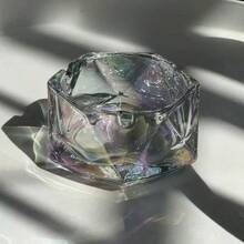 Geometrischer Kristall Aschenbecher - Entworfen, um einem Glasaschenbecher zu ähneln, verfügt dieser handgefertigte, im Vintage-Stil gehaltene Glasaschenbecher über ein asymmetrisches Polyederdesign. In Kombination mit einer europäisch anmutenden rechteckigen Ablage dient er als vielseitiges Dekorationselement, das in verschiedenen Farben (transparent, bernsteinfarben, schwarz, farbig) erhältlich ist. - Verschiedenfarbig - Übersicht 8